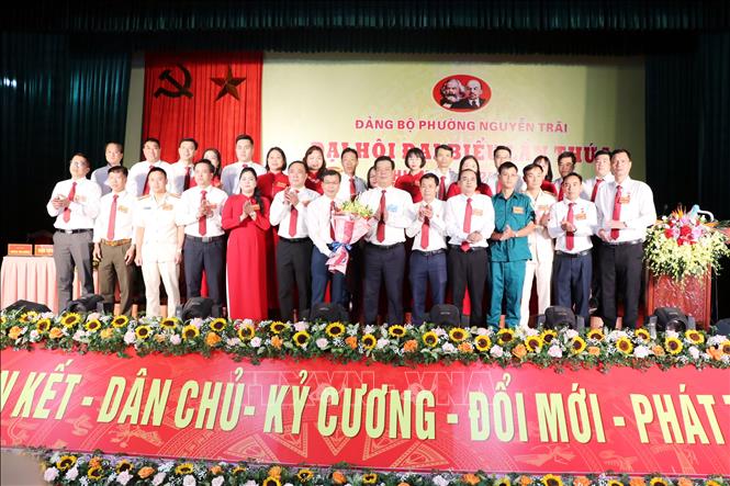 Đồng chí Phạm Văn Thép, Ủy viên Ban Thường vụ Thành ủy, Giám đốc Sở Khoa học và Công nghệ thành phố Hải Phòng tặng hoa chúc mừng Ban Chấp hành Đảng bộ phường Nguyễn Trãi nhiệm kỳ 2025-2030. Ảnh: Mạnh Tú - TTXVN
