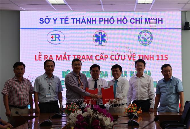 Bác sĩ Nguyễn Duy Long - Giám đốc Trung tâm tâm Cấp cứu 115 Tp. Hồ Chí Minh ký hợp đồng thành lập Trạm Cấp cứu vệ tinh với Bệnh viện Vũng Tàu. Ảnh: Hoàng Nhị - TTXVN