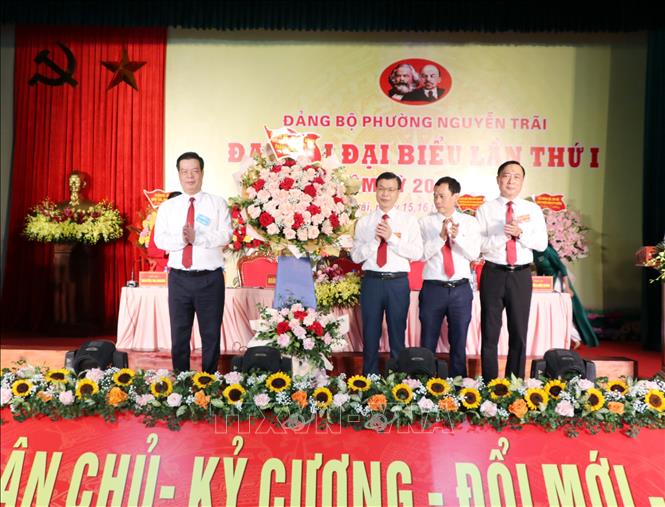 Đồng chí Phạm Văn Thép, Ủy viên Ban Thường vụ Thành ủy, Giám đốc Sở Khoa học và Công nghệ tặng hoa chúc mừng Đại hội. Ảnh: Mạnh Tú - TTXVN