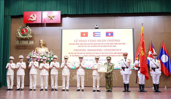 Phó Thủ tướng Chính phủ, Bộ trưởng Bộ Công an Lào Vilay Lakhamphong trao tặng Huân chương Tự do hạng Nhất của Nhà nước Lào cho Bộ Công an Việt Nam. Ảnh: Phạm Kiên - TTXVN