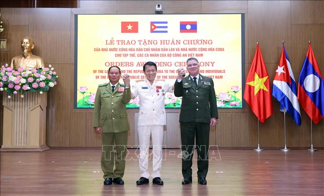 Đại tướng Lương Tam Quang, Bộ trưởng Bộ Công an Việt Nam với Phó Thủ tướng Chính phủ, Bộ trưởng Bộ Công an Lào Vilay Lakhamphong và Bộ trưởng Bộ Nội vụ Cuba Lázaro Alberto Álvarez Casas. Ảnh: Phạm Kiên - TTXVN