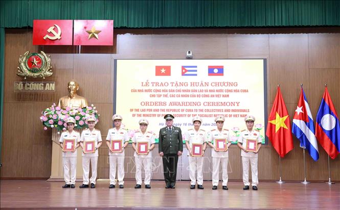Bộ trưởng Bộ Nội vụ Cuba Lázaro Alberto Álvarez Casas trao tặng Huân chương “Eliseo Reyes” hạng Nhất của Nhà nước Cuba cho các đồng chí Thứ trưởng Bộ Công an Việt Nam. Ảnh: Phạm Kiên - TTXVN