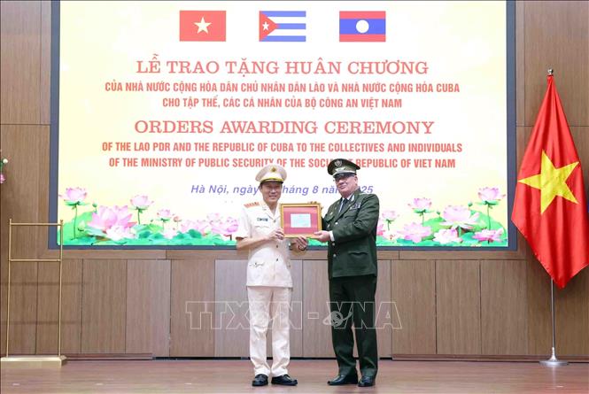 Bộ trưởng Bộ Nội vụ Cuba Lázaro Alberto Álvarez Casas trao tặng Huân chương “Mùng 6 tháng 6” hạng Nhất của Nhà nước Cuba cho Đại tướng Lương Tam Quang, Bộ trưởng Bộ Công an Việt Nam. Ảnh: Phạm Kiên - TTXVN