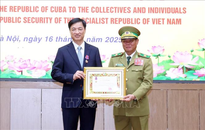 Phó Thủ tướng Chính phủ, Bộ trưởng Bộ Công an Lào Vilay Lakhamphong trao tặng Huân chương Tự do hạng Nhì của Nhà nước Lào cho Thượng tướng Nguyễn Duy Ngọc, Chủ nhiệm Ủy ban kiểm tra Trung ương, nguyên Thứ trưởng Bộ Công an. Ảnh: Phạm Kiên - TTXVN