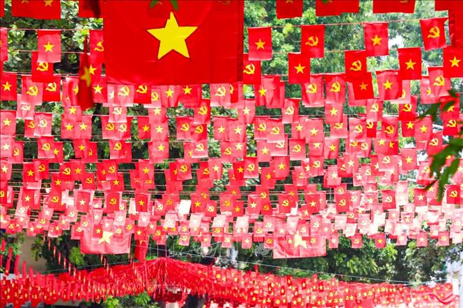 Sắc đỏ cờ Tổ quốc ngập tràn phố Hàng Mã, phường Hoàn Kiếm. Ảnh: Khánh Hoà - TTXVN