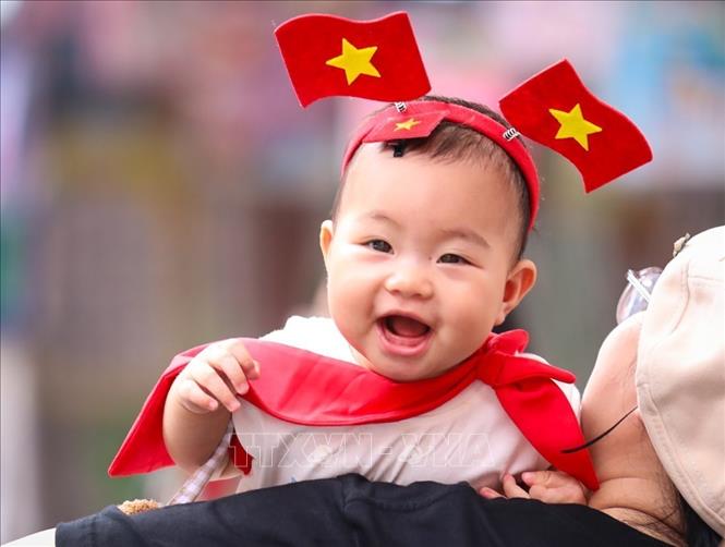 Em bé được gia đình lưu lại khoảnh khắc với hình ảnh cờ Tổ quốc trong những ngày hướng đến Đại lễ. Ảnh: Khánh Hoà - TTXVN