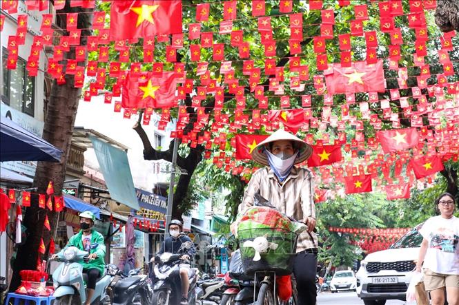 Sắc đỏ cờ Tổ quốc ngập tràn phố Hàng Lược, phường Hoàn Kiếm. Ảnh: Khánh Hoà - TTXVN