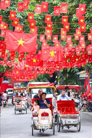 Sắc đỏ cờ Tổ quốc ngập tràn phố Hàng Lược, phường Hoàn Kiếm. Ảnh: Khánh Hoà - TTXVN