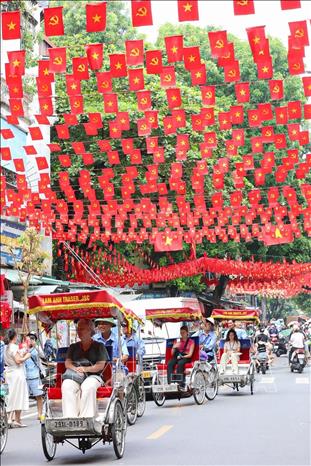 Sắc đỏ cờ Tổ quốc ngập tràn phố Hàng Mã, phường Hoàn Kiếm. Ảnh: Khánh Hoà - TTXVN