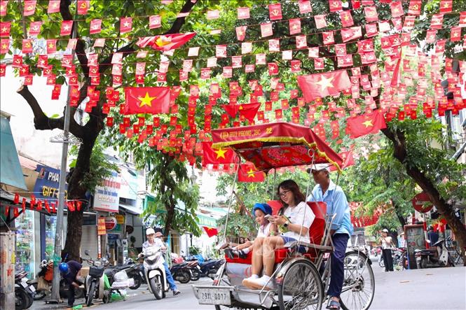 Sắc đỏ cờ Tổ quốc ngập tràn phố Hàng Lược, phường Hoàn Kiếm. Ảnh: Khánh Hoà - TTXVN
