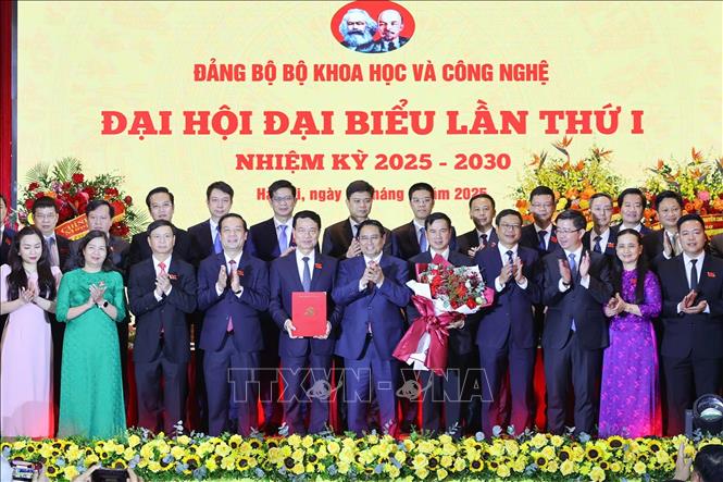 Thủ tướng Phạm Minh Chính tặng hoa chúc mừng Ban Chấp hành Đảng bộ Bộ Khoa học và Công nghệ nhiệm kỳ 2025 - 2030. Ảnh: Dương Giang – TTXVN