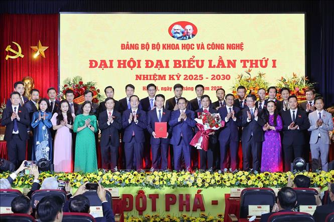Thủ tướng Phạm Minh Chính tặng hoa chúc mừng Ban Chấp hành Đảng bộ Bộ Khoa học và Công nghệ nhiệm kỳ 2025 - 2030. Ảnh: Dương Giang – TTXVN