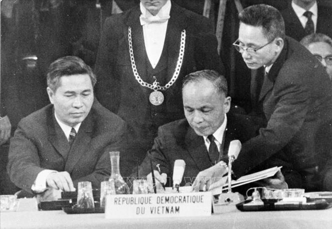 Năm 1973, ngoại giao Việt Nam đã thành công với việc ký Hiệp định Paris về chấm dứt chiến tranh, lập lại hòa bình tại Việt Nam. Mỹ và các nước công nhận quyền dân tộc tự quyết của nhân dân Việt Nam. Trong ảnh: Phó Thủ tướng, Bộ trưởng Ngoại giao Chính phủ Việt Nam DCCH Nguyễn Duy Trinh ký Hiệp định Paris về chấm dứt chiến tranh, lập lại hòa bình ở Việt Nam (Pháp, 27/1/1973). Ảnh: Văn Lượng - TTXVN