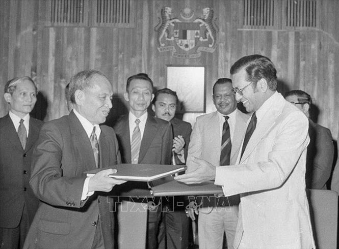Sau khi đất nước thống nhất, ngành ngoại giao đóng vai trò quan trọng trong xây dựng hòa bình, đưa đất nước dần hội nhập vào khu vực và quốc tế, ký kết, tham gia hàng trăm thỏa thuận, điều ước quốc tế. Trong ảnh: Bộ trưởng Ngoại giao Nguyễn Duy Trinh và Bộ trưởng Thương mại và Công nghiệp Mahathir Mohamdt thay mặt Chính phủ hai nước ký Hiệp định Thương mại và hợp tác kinh tế kỹ thuật Việt Nam – Malaysia (Kualar Lumpur, 3/1/1978). Ảnh: TTXVN