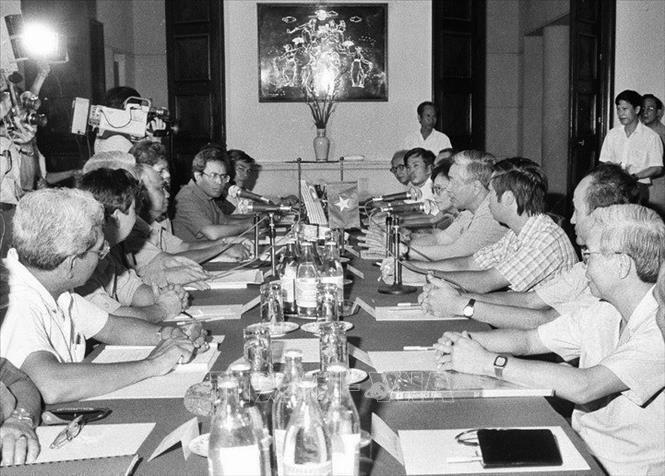 Giai đoạn từ 1986 đến 1995, Bộ Ngoại giao đã tham mưu Bộ Chính trị thông qua Nghị quyết 13 (5/1988), trong đó nêu ba hướng chiến lược mang tính bước ngoặt là chủ trương 