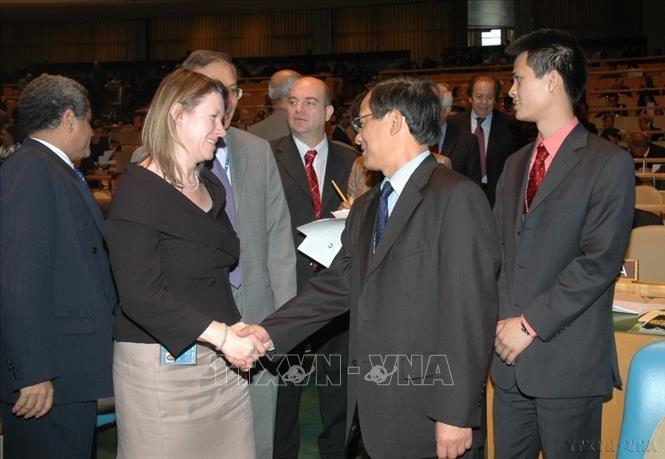 Giai đoạn từ năm 2011 tới nay, ngoại giao đưa quan hệ đối ngoại của Việt Nam đi vào chiều sâu, hội nhập quốc tế toàn diện, thể hiện vai trò là thành viên có trách nhiệm trong cộng đồng quốc tế. Trong ảnh: Đại biểu các nước chúc mừng đoàn Việt Nam sau khi công bố kết quả ủng hộ Việt Nam làm Ủy viên không thường trực HĐBA LHQ nhiệm kỳ 2008 – 2009 tại phiên họp Đại hội đồng LHQ, tối 16/10/2007. Ảnh: Bùi Ngọc Hải - TTXVN