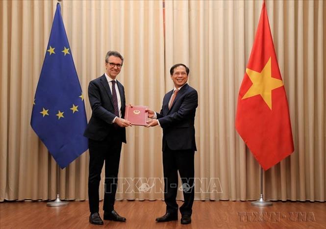 Giai đoạn từ năm 2011 tới nay, ngoại giao đã đóng góp đưa quan hệ đối ngoại của Việt Nam đi vào chiều sâu, hội nhập quốc tế toàn diện. Trong ảnh: Thứ trưởng Thường trực Bộ Ngoại giao Bùi Thanh Sơn trao Công hàm thông báo phê chuẩn Hiệp định EVFTA và EVIPA cho Đại sứ, Trưởng Phái đoàn EU tại Việt Nam Pier Giorgio Aliberti (Hà Nội, 18/6/2020). Ảnh: Hoàng Việt - TTXVN