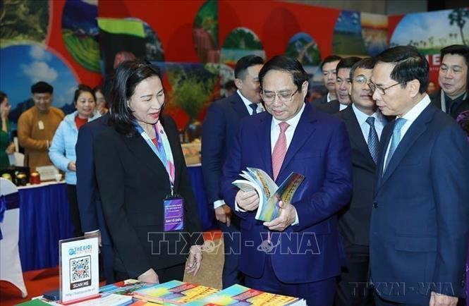 Thủ tướng Phạm Minh Chính tham quan trưng bày sách, báo về hoạt động ngoại giao tại Phiên họp toàn thể Hội nghị Ngoại giao lần thứ 32, với chủ đề “Ngoại giao kinh tế phục vụ phát triển đất nước” (Hà Nội, 21/12/2023). Ảnh: Dương Giang - TTXVN