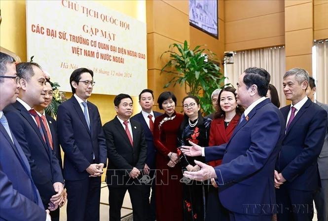 Chủ tịch Quốc hội Trần Thanh Mẫn gặp các Đại sứ, Trưởng cơ quan đại diện ngoại giao Việt Nam ở nước ngoài trước khi đi nhận nhiệm vụ (Hà Nội, 18/12/2024). Ảnh: Doãn Tấn – TTXVN