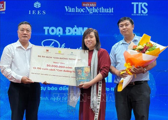Nhà văn, nhà nghiên cứu Nguyễn Xuân Tuấn trao tặng dự án sách 