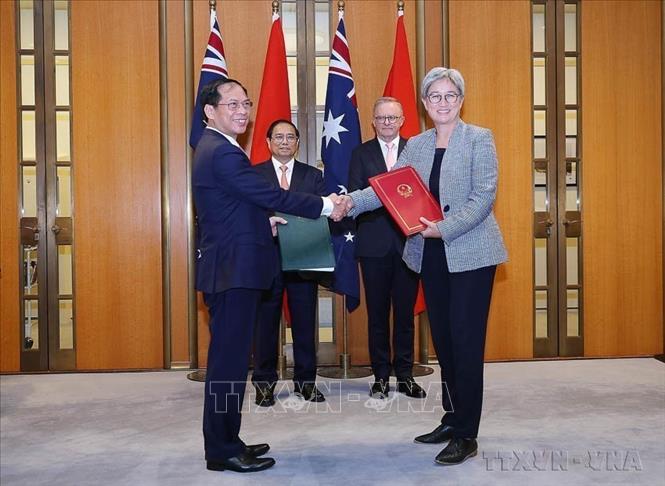 Thủ tướng Phạm Minh Chính và Thủ tướng Australia Anthony Albanese chứng kiến trao văn kiện hợp tác giữa Bộ Ngoại giao Việt Nam và Bộ Ngoại giao Australia (Canberra, 7/3/2024). Ảnh: Dương Giang-TTXVN