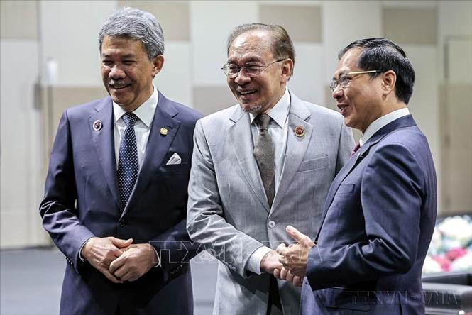 Phó Thủ tướng, Bộ trưởng Ngoại giao Bùi Thanh Sơn (bên phải) gặp Thủ tướng Malaysia Datuk Seri Anwar Ibrahim (giữa) và Bộ trưởng Ngoại giao, Dato’Seri Utama Haji Mohamad bin Haji Hasa (trái) tại Hội nghị Bộ trưởng Ngoại giao ASEAN lần thứ 58 (AMM-58) và các hội nghị liên quan (Malaysia, 09/07/2025. Ảnh: TTXVN phát