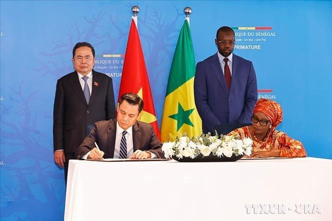 Chủ tịch Quốc hội Trần Thanh Mẫn và Thủ tướng Senegal Ousmane Sonko chứng kiến ký kết Bản ghi nhớ về hợp tác giữa Bộ Ngoại giao Việt Nam và Bộ Hội nhập châu Phi và Ngoại giao Senegal (Dakar, 24/07/2025). Ảnh: Doãn Tấn - TTXVN