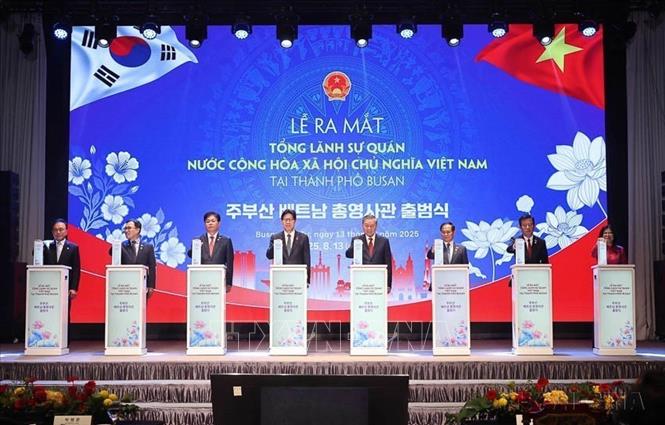 Tổng Bí thư Tô Lâm và các đại biểu thực hiện nghi thức ra mắt Tổng Lãnh sự quán Việt Nam tại thành phố Busan (Hàn Quốc, 13/8/2025). Ảnh: Thống Nhất – TTXVN