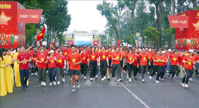 More than 90,000 people join in the walking programme in Ho Chi Minh City. VNA Photo