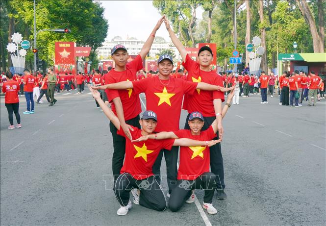 More than 90,000 people join in the walking programme in Ho Chi Minh City. VNA Photo