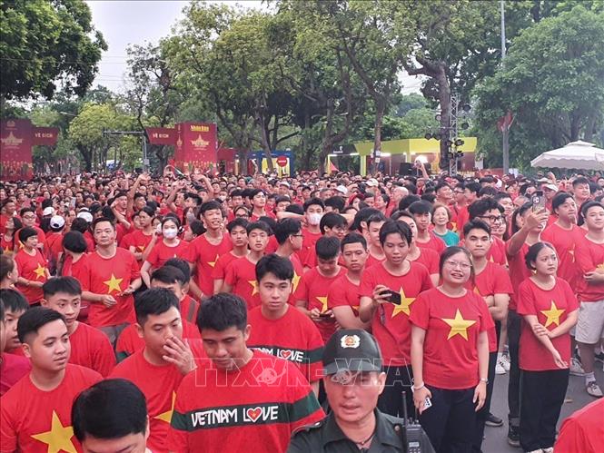 Thousands people join in the walking programme in Hanoi. VNA Photo