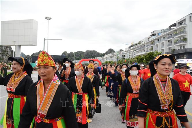 Dao ethnic people from Quang La commune in the northern coastal province of Quang Ninh take part in the walking programme. VNA Photo