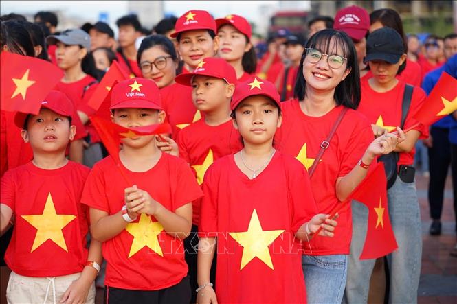 People in Da Nang city take part in the walking programme. VNA Photo