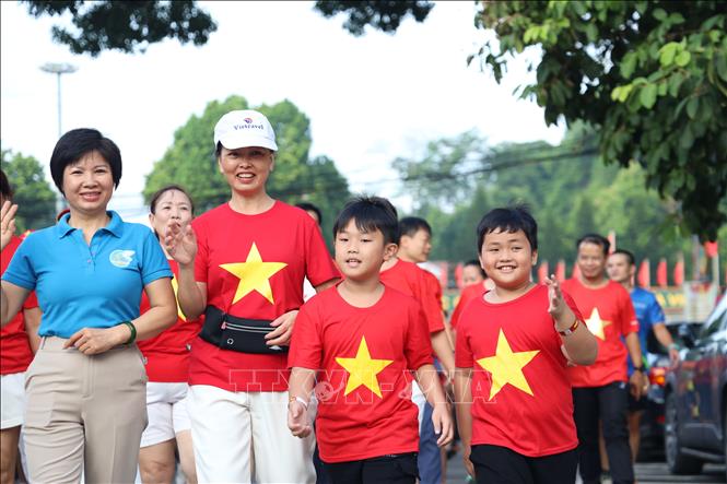 People in Tuyen Quang province take part in the walking programme. VNA Photo