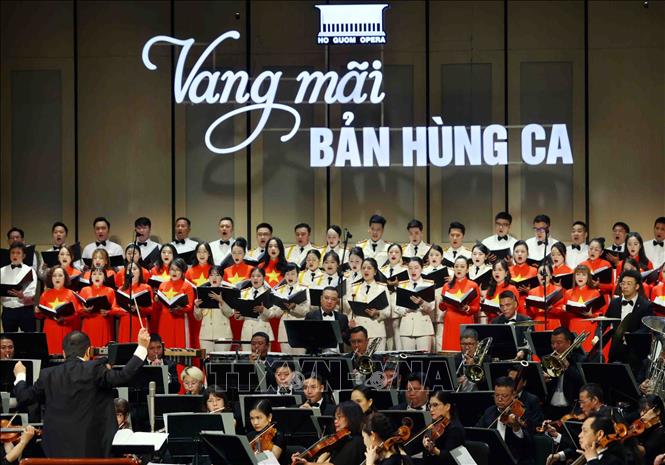 Chương trình nghệ thuật do giàn nhạc giao hưởng Việt Nam biểu diễn. Ảnh: Phạm Kiên - TTXVN