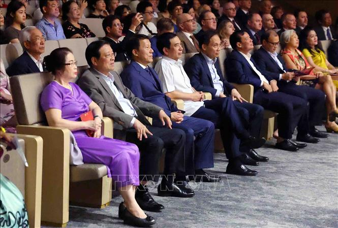 Các đồng chí lãnh đạo tham dự chương trình nghệ thuật. Ảnh: Phạm Kiên - TTXVN