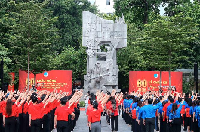 The central-level flag salute ceremony at Van Xuan garden (Hang Dau post) in Hanoi. VNA Photo
