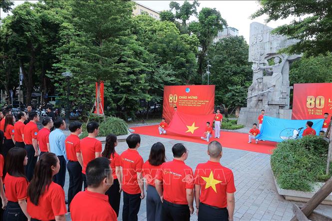 The central-level flag salute ceremony at Van Xuan garden (Hang Dau post) in Hanoi. VNA Photo