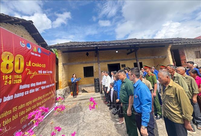 A flag salute ceremony in Diem He commune, the northern province of Lang Son. VNA Photo