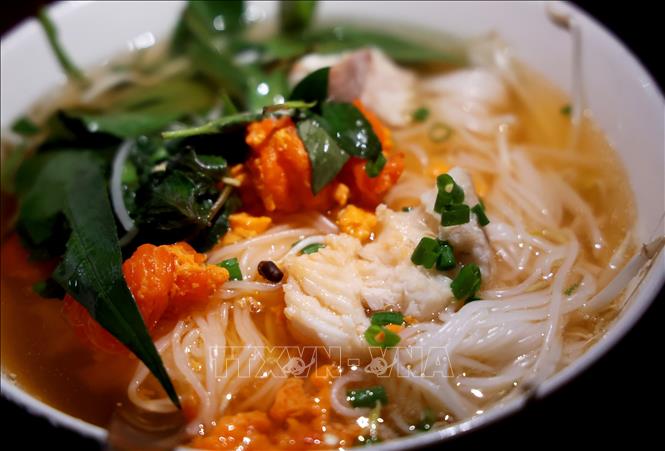 Bún cá Kiên Giang mang vị thanh ngọt tự nhiên của nước dùng và thịt cá lóc, quyện trong mùi thơm của rau răm, đậm đà của tôm rim, mộc mạc mà tinh tế, gợi thương nhớ cho thực khách khi xa Kiên Giang (cũ). Ảnh: Hồng Đạt - TTXVN
