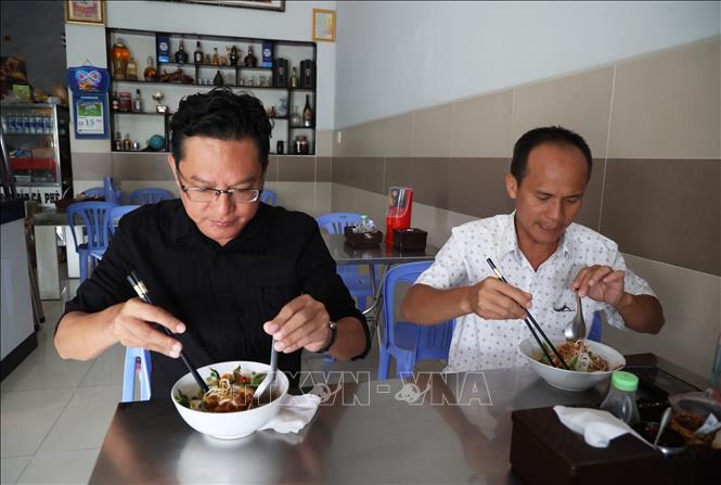 Du khách thưởng thức món bún cá Kiên Giang ở quán bún cá Lạc Hồng, phường Rạch Giá, tỉnh An Giang. Ảnh: Hồng Đạt - TTXVN
