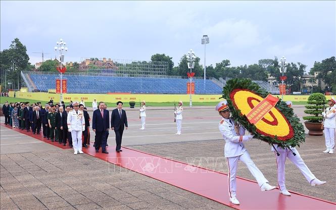 Party and State leaders lay a wreath at Ho Chi Minh mausoleum. VNA Photo: Tuấn Anh