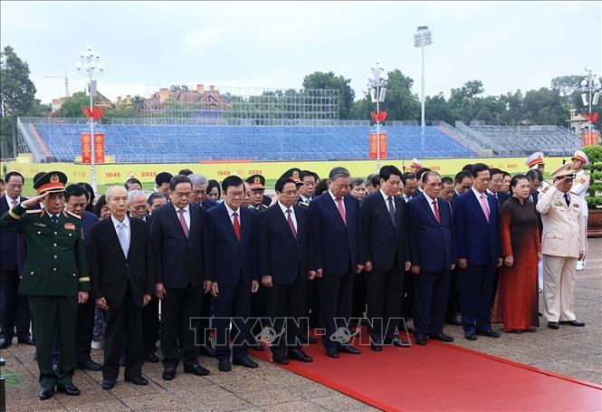 Party and State leaders pay resepect to President Ho Chi Minh. VNA Photo: Tuấn Anh