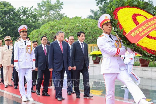 Party and State leaders lay a wreath at the Monument to Heroic Martyrs on Bac Son Street, Hanoi. VNA Photo: Tuấn Anh