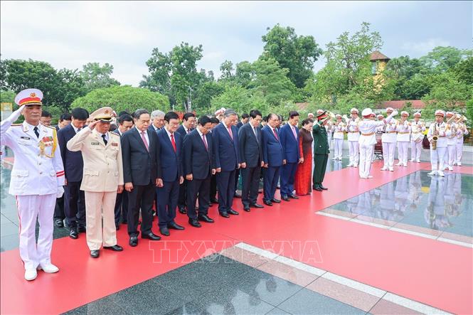 Party and State leaders pay tribute to heroic martyrs at the Monument to Heroic Martyrs on Bac Son Street. VNA Photo: Tuấn Anh