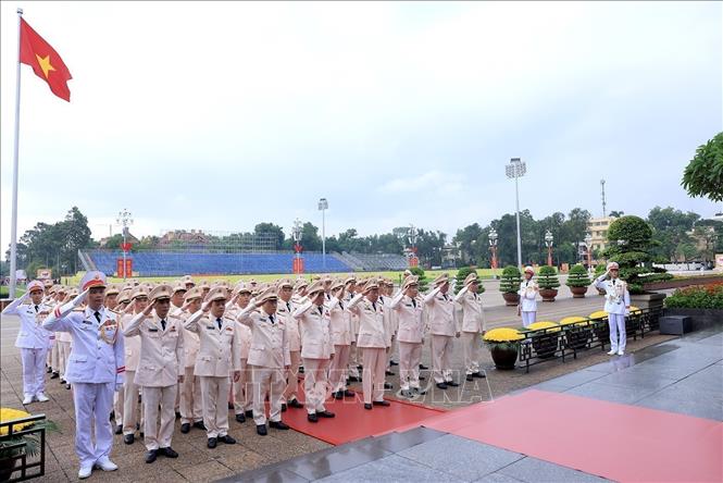 Delegation of the Central Public Security Party Committee, Ministry of Public Security respectfully commemorates President Ho Chi Minh. VNA Photo: Tuấn Anh