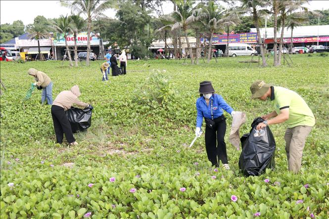 Các bạn đoàn viên thanh niên ra quân thu gom rác thải khu vực ven biển phía Nam tỉnh Lâm Đồng.
Ảnh: Nguyễn Thanh - TTXVN