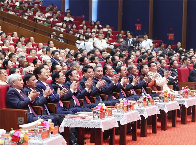 Các đồng chí Lãnh đạo, nguyên Lãnh đạo Đảng, Nhà nước cùng đại biểu dự Lễ kỷ niệm. Ảnh: Thống Nhất-TTXVN
