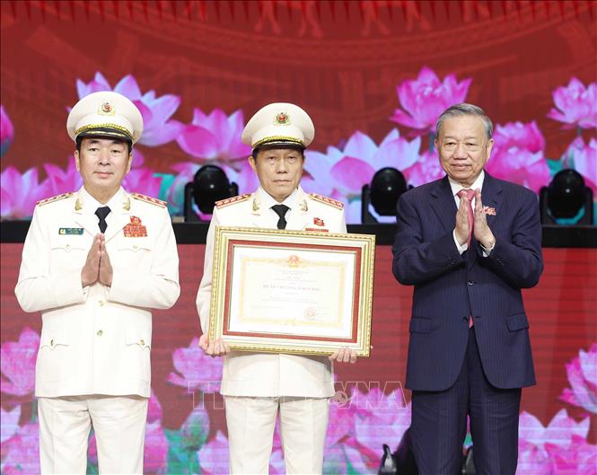 Tổng Bí thư Tô Lâm trao Huân chương Sao vàng lần thứ 5 tặng lực lượng Công an nhân dân. Ảnh: Thống Nhất-TTXVN