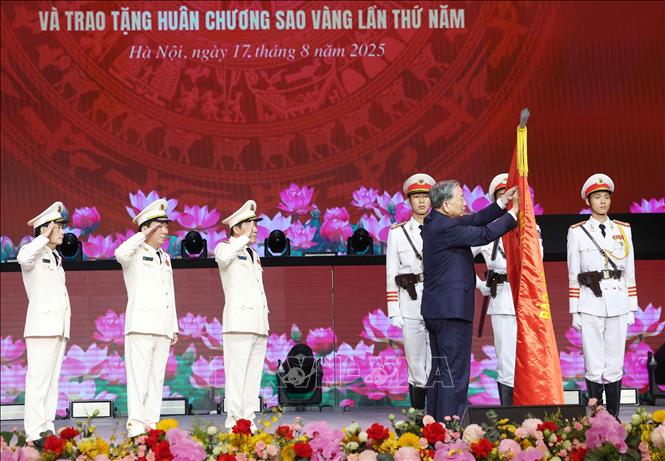 Tổng Bí thư Tô Lâm trao Huân chương Sao vàng lần thứ 5 tặng lực lượng Công an nhân dân. Ảnh: Thống Nhất-TTXVN